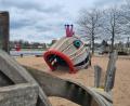 Bild: kaz
Der Königskarpfen, ein Spielgerät auf dem Spielplatz "Fischers Fritz" am Fischhofpark ist nach Ausbesserungsarbeiten wieder freigegeben. Die ausgetauschten Bretter sind gut zu erkennen.