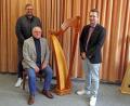 Bild: Lions Club Weiden/exb
Die Harfe boomt, sagt Musikschulleiter Thorsten Willecke (rechts). Bastian Braun (von links) und Elmar Baumer vom Lions Club Weiden überreichen eine Spende für den Unterhalt der Instrumente.