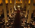 Archivbild: Petra Hartl
Hunderte Kerzen verwandeln die Amberger Basilika St. Martin in ein Lichtermeer: In der Osternacht ist die Kirche noch richtig voll, sagt Stadtpfarrer Thomas Helm. Und er hat mehrere Gründe, warum er den besonderen Gottesdienst am Abend des Karsamstag abhält – und nicht am Sonntagmorgen.