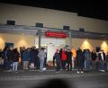 Bild: kro
Schweigend oder leise unterhaltend versammelten sich die Menschen vor der Notaufnahme des Tirschenreuther Krankenhauses. Es herrschte eine bedrückende Stimmung.