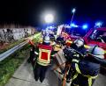 Bild: Daniel Schröder/dpa
Einsatzkräfte der Feuerwehr arbeiten an einer Unfallstelle auf der Autobahn 44 (A44) an einem verunfallten Bus.