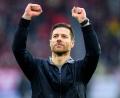 Bild: Tom Weller/dpa
Leverkusens Trainer Xabi Alonso jubelt nach dem Spiel.