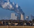 Bild: Oliver Berg/dpa
Das Braunkohlekraftwerk Neurath. Im Vordergrund der Pulheimer Ortsteil Sinnersdorf.