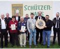Bild: Schützengesellschaft Immenreuth/exb
Urkunden und eine Scheibe gab es in der Jahreshauptversammlung der Schützen. Von links Klaus Münch, Thomas Hößl, Roswitha Pilger, Peter Hößl, Manfred Pilger, Johann Wolf, Johannes Frauenholz, Roland Schäffler, Bürgermeister Thomas Kaufmann und Bastian Veigl.