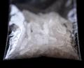 Bild: David-Wolfgang Ebener/dpa
Das synthetisch hergestellte Crystal Meth bezeichnet eine Kristallform von Methamphetamin, was wiederum eine Abwandlung des Aufputschmittels Amphetamin ist.