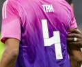 Bild: Christian Charisius/dpa
Deutschlands Jonathan Tah trägt das Adidas-Trikot mit der Rückennummer 4.