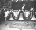 Bild: Archiv Rosi Hasenstab
Eingerahmt von den Kommunionkindern mit Schwester Sebastiana warteten die neuen Glocken an der Zwingermauer am 3. April 1949 auf ihre Weihe.