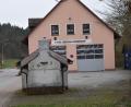 Bild: bö
Das bisherige Domizil der Ebermannsdorfer Feuerwehr. Wegen beengter Platzverhältnisse und einiger Mängel muss neu gebaut werden. Was den Standort für den Neubau angeht, sind nicht alle Gemeinderäte mit einem Areal bei den alten Tennisplätzen einverstanden.