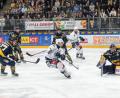 Bild: Arie Leeuwesteijn
Eine exemplarische Szene für das zweite Halbfinale in Tilburg: Tomas Rubes (vorne, weißes Trikot) scheitert am überragenden Trappers-Goalie Cedrick Andree.