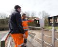 Bild: kaz
Die Kläranlage in Erbendorf wurde mit neuer Technik ausgestattet. Der Vorteil: Sie verbraucht durch die neue Steuerung weniger Strom. Das hat Vorteile für die Stadt und die Bürger. Die Klärwärter Maximilian Winkler und Bernhard Fütterer kontrollieren den Sauerstoffanteil und die Temperatur in den Klärbecken.