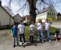 Bild: sl
In Döllnitz beginnen sie mit dem Ratschen am Dorfkreuz unter der Anleitung von Oberministrantin Leonie (Dritte von rechts) mit den amtierenden und den angehenden Ministranten.