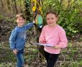 Bild: R. Kreuzer
Ostereier suchen und zugleich Obstbäume bestimmen, die Kinder haben ihren Spaß.