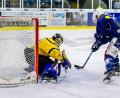 Archivbild: Tobias Neubert
Der Tilburger Torwart Cedrick Andree, der hier in der Partie am Karsamstag gegen David Elsner rettet, brachte die Blue-Devils-Angreifer auch am Ostermontag zur Verzweiflung.