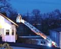 Bild: td
Mit der Drehleiter kontrollierte ein Mann der Schwandorfer Feuerwehr Fassade und Dach des betroffenen Hauses an der Neukirchner Straße in Ettmannsdorf-West.