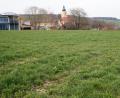 Bild: wel
Mit Blick auf Kirche und Rathaus (blaues Gebäude) liegt das Baugebiet "Am Heiglfeld" am Ortsrand von Dieterskirchen in Richtung Prackendorf und bietet sechs Bauparzellen.