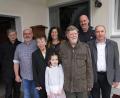 Bild: fvo
Alfons Ertl (Dritter von rechts) feiert mit seiner Familie und vielen Gratulanten seinen 85. Geburtstag. Mit dabei seine drei Kinder Peter (Zweiter von links), Claudia (Mitte) und Roman (Zweiter von rechts).