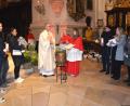 Bild: jr
Stadtpfarrer Dr. Thomas Vogl (Mitte) spendete dem kleinen Max (links) und Elias am Samstag im Rahmen der Osternachtfeier in der Basilika das Sakrament der Taufe. Nicht nur für die Eltern der Kleinen ein sehr beeindruckendes Erlebnis. Die Kinder ließen die Taufe seelenruhig über sich ergehen.