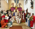 Bild: Pfarramt Friedenfels/exb
Ein ergreifendes Passionsspiel zeigten die Friedenfelser Ministranten. Mit im Bild die Oberministranten und Pfarrer Joseph (rechts).