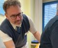 Bild: Klinikum Fichtelgebirge/exb
Professor Dr. Achim Benditz untersucht einen Patienten in seiner Sprechstunde.