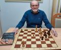 Bild: Stephan Huber
Heinz Däubler am Brett mit einem Schachproblem, das er zum 100-jährigen Bestehen des Schachclubs Furth im Wald 2022 komponiert hat. Links sein neues Problemschach-Buch.
