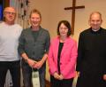Bild: fdl
Bei der Ehenfelder Pfarrversammlung wird Thomas Gnan (Zweiter von links) verabschiedet. Kirchenpfleger Joachim Winkler, Pfarrgemeinderats-Sprecherin Anita Falk und Pfarrer Johann Hofmann (von links) danken ihm im Namen der Pfarrei für seinen Einsatz.