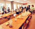 Bild: gz
Pfarrer Erwin Bauer segnet im Beisein von Kirchenpflegerin Nicola Hummer, Pfarrgemeinderat Bernd Reil und einigen Minis die Osterprodukte.