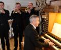 Bild: do
Mit festlichen Klängen jubilierte am Ostermontag das Trompetenensemble Heroldsberg in der Klosterkirche Speinshart. An der Orgel verkündete Georg Schäffner, bis 2018 Regionalkantor in der Erzdiözese Bamberg, die Auferstehung