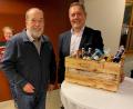 Bild: Stadt Auerbach/exb
Georg Büttner (links) wird von Bürgermeister Joachim Neuß offiziell aus dem Vorstand des Fördervereins Museum 34 verabschiedet.