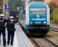 Symbolbild: Daniel Karmann/dpa
Bundespolizisten weisen per Handzeichen den Lokführer eines Zuges aus Prag in Richtung München darauf hin, dass sie zusteigen werden.