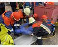 Bild: Corinna Hagn/exb
Die Nachwuchskräfte der Jugendfeuerwehren NeustadtWN und Störnstein befreien eine eingeklemmte Person unter einem Container – eine von vielen Einsatzübungen unter Realbedingungen beim Berufsfeuerwehrtag 2024.