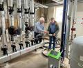Bild: Annika Werner/dpa
Hier war früher die Übergabestation der Fernwärme im Weimar-Werk. Jetzt warten Henry Börner (links) und Heinrich Berr auf eine neue Heizungsanlage, zum Teil ist die Technik bereits installiert. "Was kommt da anstelle einer Gasbrennwerttechnik sonst in Frage bei mindestens 400 KW?" fragt sich Berr.