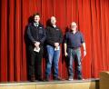 Bild: wec
Philipp Lasser (Kinderfeuerwehr Ebermannsdorf) und Thorsten Schmid (HvO) freuen sich über die von Regisseur Franz Pfab (von links) überreichte Spenden von jeweils 500 Euro für ihre neu ins Leben gerufenen Projekte.
