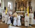 Bild: hzi
Die Erstkommunikanten mit Ministranten und Pater Samuel Patton in der Pfarrkirche St. Jakobus.