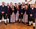 Bild: bö
Die Trachtenkapelle wählt einen neuen Vorstand mit Vorsitzendem Benjamin Siegert (links) an der Spitze. Kapellmeisterin Anja Paulus (Vierte von links) erhält für 25 Jahre als Dirigentin die Ehrennadel in Gold des Nordbayerischen Musikbundes. freut sich über den Zusammenalt der Kapelle. Bürgermeister Florian Junkes (Dritter von links) gratuliert.