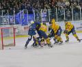 Bild: Elke Englmaier
In dieser Szene stochert Tomas Rubes (verdeckt) den Puck zum 1:0 für die Blue Devils Weiden ins Tor.
