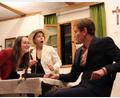 Bild: jag
Notarin Anna Gruber (Simone Hutzler) und Mama Rosina (Katrin Scheitinger) sind überrascht von den Geständnissen des Sohnes Michael Heimerl (Johannes Brunner).