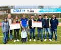 Bild: bk
Weiterhin gutes Gelingen wünschen Severin Hirmer und Luis Heibl (Dritter und Sechster von links) bei der Übergabe der Spendenschecks an Alexander Steger und Maximilian Kohl.