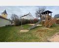 Bild: ck
Das alte Schulhaus in Lennesrieth (zwischen Kirche und Spielplatz) ist umgebaut worden und wird als Gemeinschaftsunterkunft für Flüchtlinge genutzt. Insgesamt sollen 26 Personen darin wohnen.