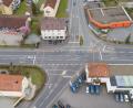 Bild: Thilo Hierstetter
An der Meister-Kreuzung müssen Radfahrer von der Altstadt kommend oft auf der kleinen Insel beim Abzweig zur Hofgartenstraße (oben rechts) warten. Dabei kann es schnell eng werden. Zur Verbesserung an diesem neuralgischen Punkt, auf dem auch der Fünf-Flüsse-Radweg verläuft, wünschen sich die Umweltschutzinitiative und viele Radfahrer die Schaltung einer grünen Welle, um zügig ohne Wartezeit auf der Mini-Insel nach Rosenberg oder Sulzbach zu kommen.