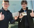 Bild: Antonia Winter/exb
Die FOS-Schüler Maximilian Seiler (links) und Aram Fähnrich haben ein hocheffizientes Solarmodell entwickelt.