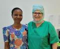 Bild: Dr. Annemarie Schraml/exb
Dr. Annemarie Schraml traf in Tansania auch mit Eli zusammen, die sie vor 16 Jahren wegen schwerster Arthrosen an beiden Hüftgelenken mit Total-Endoprothesen versorgt hatte. Die junge Frau lebt dadurch beschwerdefrei.