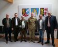 Bild: Christopher Würz/exb
Sie tauschten sich aus (von links): Norbert Wittl, Christian Schmid, Erwin Gradl mit Drohne, LTC Beau Rollie, Landtagsabgeordneter Bernhard Heinisch und Christian Graf.
