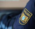 Bild: Timm Schamberger/dpa
Ein Wappen der Bayerischen Polizei an einer Uniform.