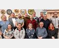 Bild: fnk
Der Schützenverein Eichenlaub Sorghof wählt einen neuen Vorstandschaft mit Erstem Schützenmeister Alfred Forster (vorn, Zweiter von links) und seinem Stellvertreter Karl-Heinz Meier (vorn, Zweiter von rechts) an der Spitze. Bürgermeister Hans-Martin Schertl (hinten, Zweiter von links) gratuliert.