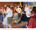 Bild: bö
Lintacher und Ammersrichter Kirchweihpaare zeigten den Gästen im ACC bei "Blech und frech", wie die Kreuzpolka schwungvoll getanzt wird.