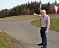 Bild: ld
Josef Prechtl kann die Absturzstelle bei Alm-Hofstetten genau zeigen. Er steht an der Einfahrt nach Babilon (Gemeinde Kulmain). Er deutet auf die Wiese, wo Martin Prechtl gearbeitet hat und den Absturz verfolgte. Die Absturzstelle befindet sich 200 Meter weiter im Wald.