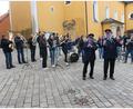Bild: pi
Markus Schwarz (rechts) und Hans-Peter Müller geben zum Abschied zu den Klängen des Vereinsorchesters des Musikvereins Waidhaus den Takt an.