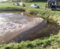 Bild: PI Burglengenfeld
Das Dunkle im Regenauffangbecken an der Kreisstraße bei Ponholz ist das Bitumen-Gemisch. 7200 Liter sind ausgelaufen.