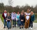 Bild: Förderverein Freibad Ebnath/exb
Thomas Graf (von links) mit den Gewinnern des Schätzspiels Beate Sporrer, Paul Bauer, Petra Schnabel, Simone Jelsch, Felix Schmelber und Sandra Schmelber sowie Osterhase Leonie Serfling und Organisatorin Sandra Serfling.