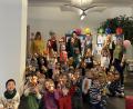 Bild: Kinderhaus Tausendfüßler/exb
Kinderhaus-Kinder stürmten kürzlich die Sparkassen-Filiale in Waldsassen.
